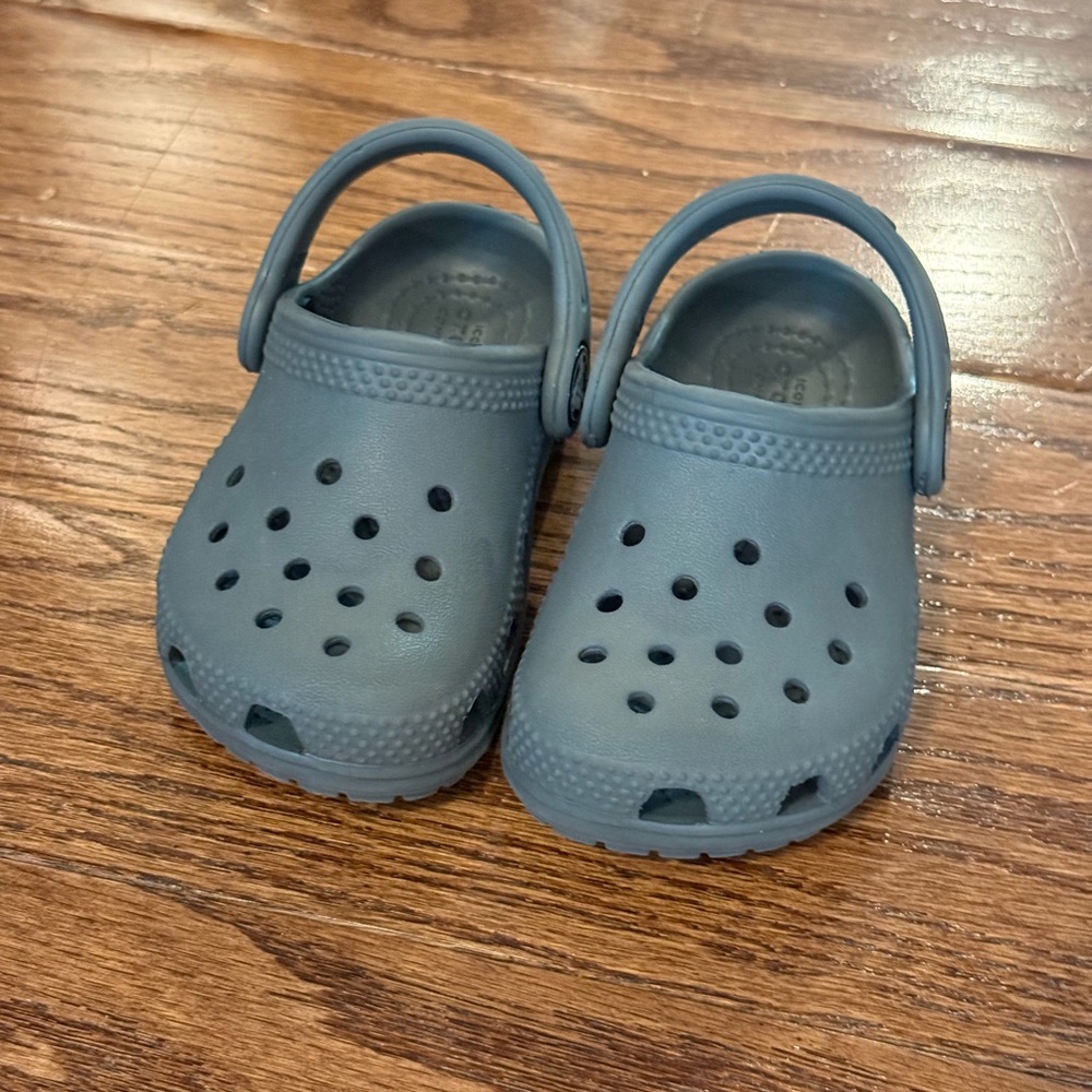 CROCS size 5 Child (Color:Grey)